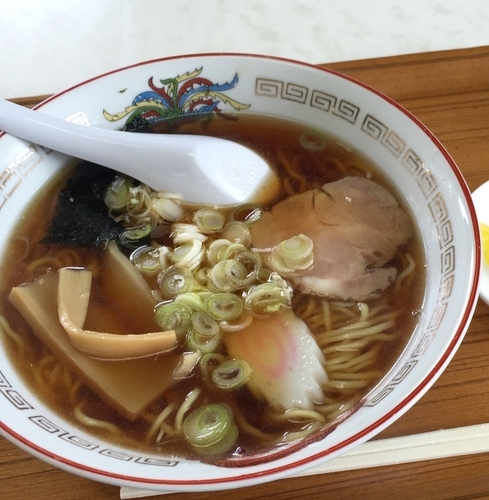「しょうゆラーメン　450円」@からすや食堂の写真