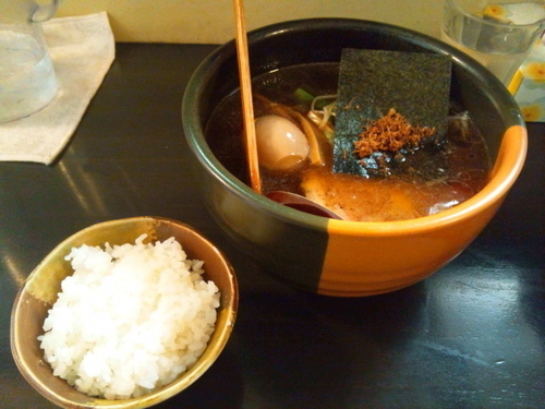 「味玉ラーメン(750円)+半ライス(100円)」@らーめん まといの写真