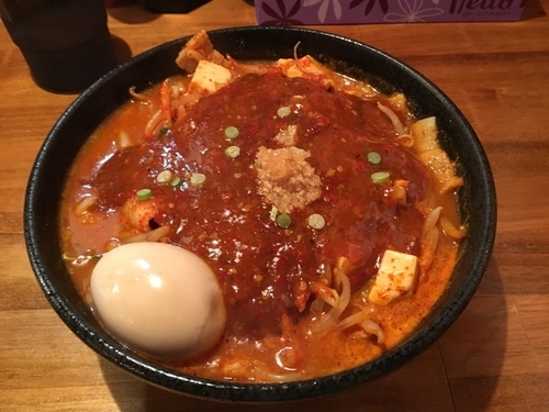 「味玉どて辛めん 普通盛 辛さ普通 ニンニク少なめ あぶら少なめ」@どてちん 習志野店の写真