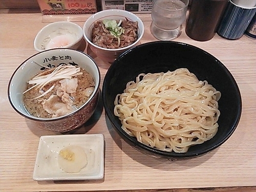 「つけ麺こってり醤油味とミニテール丼+とろり玉子」@小麦と肉 桃の木の写真