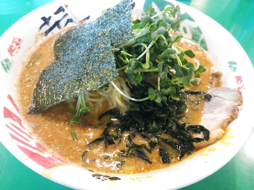 「四川ラーメン（大）ヤキブタ1枚」@トンチン館の写真