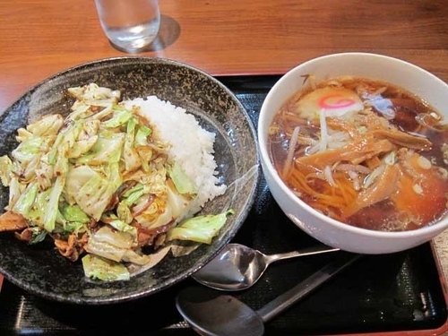 「回鍋肉丼　500円（ランチ）と半ラーメン　300円」@中華ダイニング いい田の写真