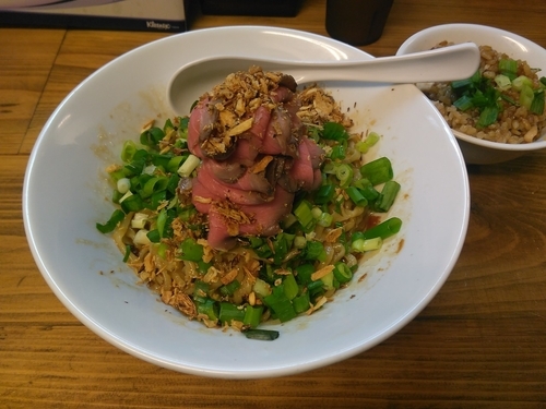 「ローストビーフガーリック混ぜそば（限定）」@くじら食堂の写真