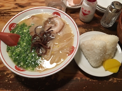 「ラーメン+おにぎり+ゆでたまご／￥700+100+50」@ラーメン 唐そば 渋谷2丁目店の写真