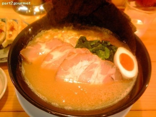 「特製豚骨醤油 (880円)」@横浜家系ラーメン 天辺家の写真