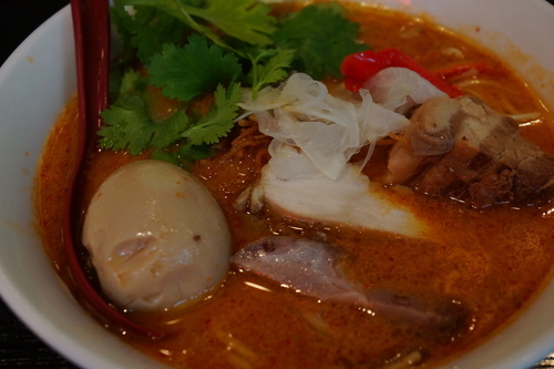 「雨マケ式タイ風カレーラーメン（１カ月ほどの限定）＋特製」@雨ニモマケズの写真