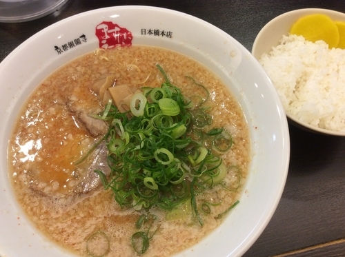 「ラーメン 大盛 麺30秒硬め＋辛いの多目＋ライス普通」@京都銀閣寺 ますたにラーメン 日本橋本店の写真