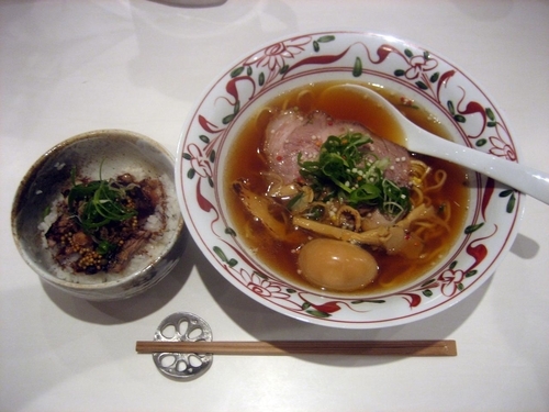 「しょう油ラーメン煮玉子入り950円＋チャーシュー丼350円」@ふるめんの写真