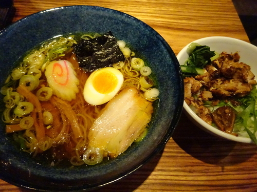 「ラーメン 麺1/2 680円 ＋ チャーシュー丼 150円」@ラーメンバル 青の写真
