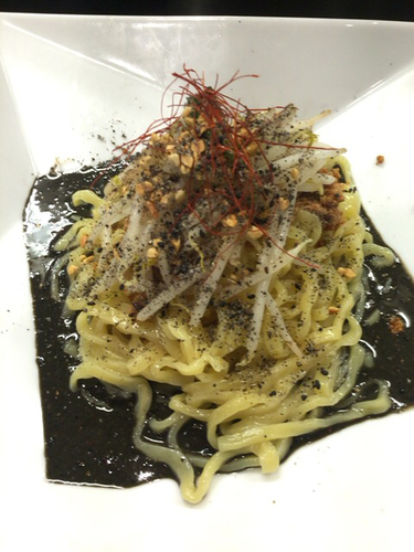 「汁なし黒担々麺780円＋サービスライス」@金蠍の写真