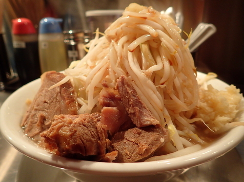 「ラーメン ヤサイ＋ニンニク＋セルフ唐辛子＋セルフ辛目」@ジロリアン 町屋店の写真