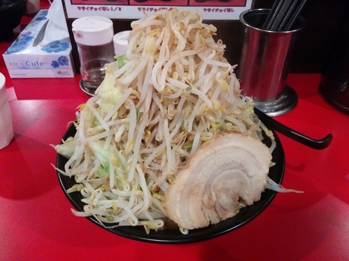 「らーめん中750円　野菜ちょいまし半分」@麺や 唯桜の写真