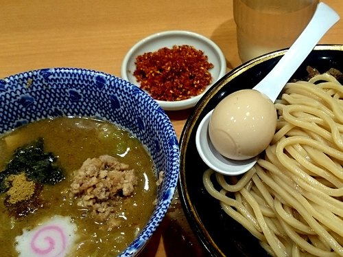 「得製つけめん＠1,060円＋特製香辛料@100円」@六厘舎の写真