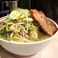 「湯麺＋野菜大盛60円＋チャーシュー」@蒙古タンメン 中本 町田店の写真