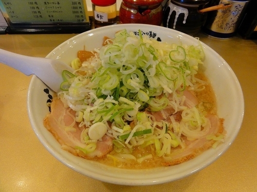 「しょうゆラーメン750円中盛50円　麺硬め　メンマ薬味マシ」@超ごってり麺 ごっつ 秋葉原店の写真