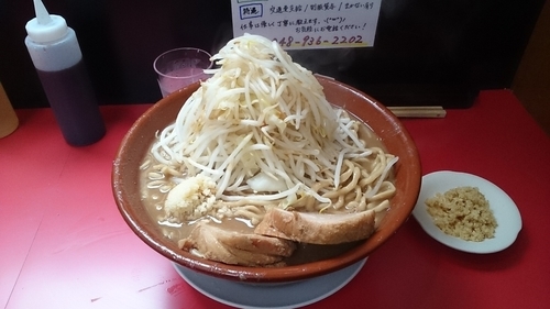 「麺増７００ｇ豚１枚追加（ヤサイアブラショウガ別皿マシマシ）」@鷹の目 獨協大学前本店の写真