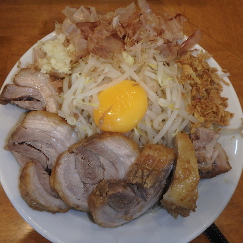 「まぜそば豚入り(900円)(ニンニク)」@麺屋豚道場の写真