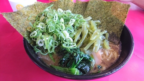 「ラーメン(麺硬め・味濃いめ)＋茎ワカメ･海苔・青ネギ」@横浜家系ラーメン 高松家の写真
