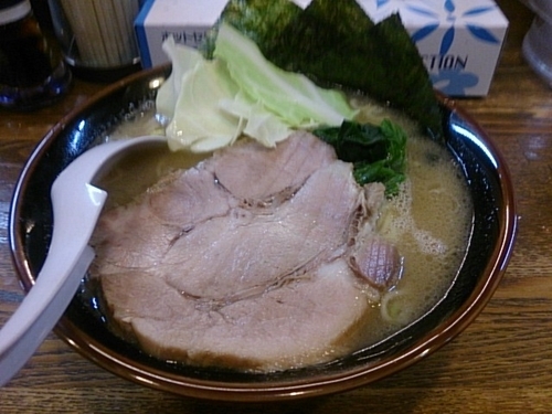 「いつもの豚骨醤油いつもお値段(細麺・肩チャーシュー)」@らあめん 寸八 総本店の写真