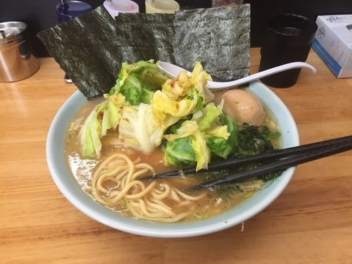「ラーメン中盛り キャベツ」@新岡商店の写真