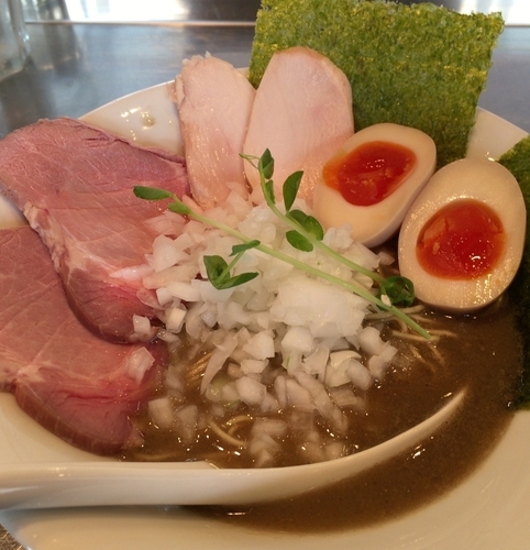 「土曜数量限定 濃厚煮干豚骨 800円」@さんじの写真