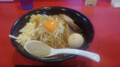 「まぜそば(豚2枚)、とろ～り半熟玉子、とろけるチーズ、煮干し」@麺屋 桐龍の写真