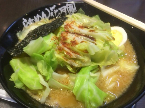 「嵐げんこつラーメン＋キャベツ」@らあめん花月嵐 中村橋店の写真