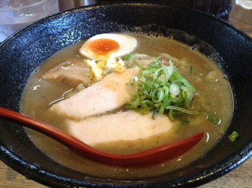 「昼夜各30食限定 燻製玉子1/2入り濃厚な中華そば ¥860」@麺屋 一八の写真