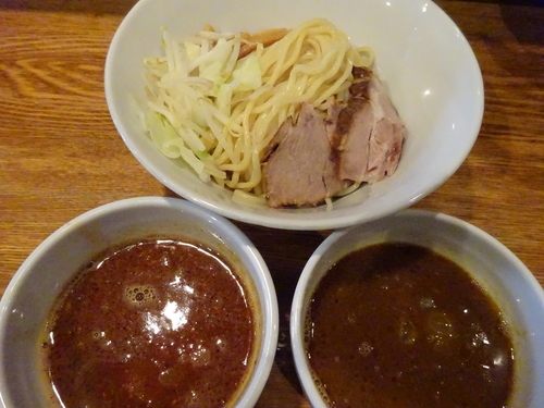 「二色つけ麺 （辛醤油とカレー）　　880円」@神保町 可以の写真