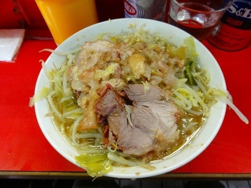 「ラーメン600円　野菜そのまま/ニンニク/アブラ」@ラーメン二郎 三田本店の写真