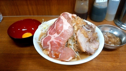 「ラーメン750円　ローストポーク100円  生卵50円」@ラーメンの店 どでん 北浦和店の写真