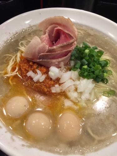 「牛脂煮干そば+うずらの味玉+ニボ玉」@灰汁中華 丿貫 福富町本店の写真