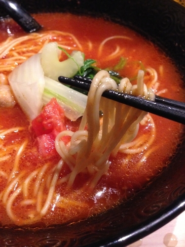 「トマトラーメン」@トマトラーメンと辛めん 三味の写真