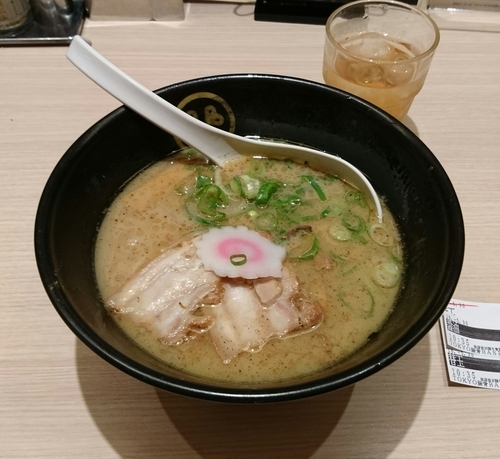 「豚骨醤油らーめん + 替玉」@TOKYO 豚骨 BASE MADE by 博多一風堂 ecute品川サウス店の写真