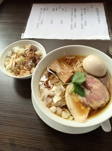 「醤油らぁめん味玉+肉飯」@らぁめん屋 カネキッチンの写真