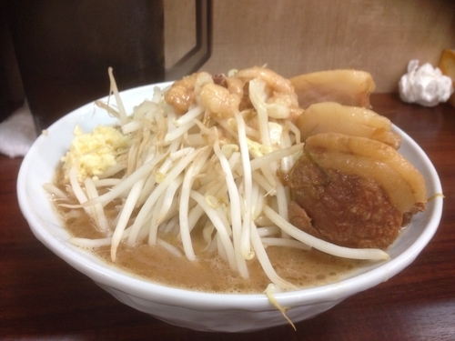 「豚入りらーめん ヤサイ アブラ ニンニク」@ラーメン 栄の写真