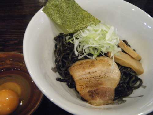 「イカ墨和えソバ700円+生卵50円」@GRAVITY EKODA BASEの写真