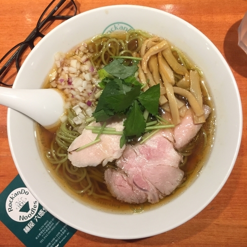 「醤油グリーン麺」@麺屋 六感堂 Rock'anDoの写真