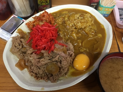 「牛丼カレー中＋辛口＋キムチ＋生卵」@牛八の写真
