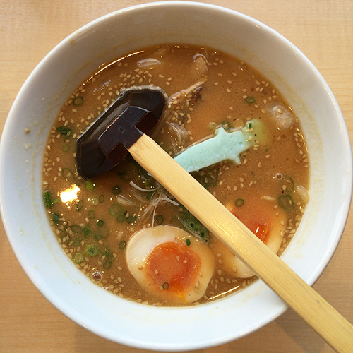 「スサノオラーメン（普通盛り）」@出雲の國 麺家 出雲縁結び空港店の写真