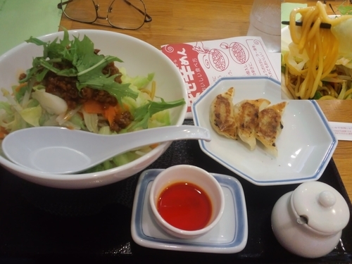 「まぜ辛めんとぎょうざ３個セット691円」@リンガーハット 横浜戸塚店の写真