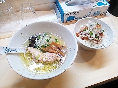 「鶏塩ラーメン（並）セット」@鶏塩らーめん久保田 歌舞伎町店の写真