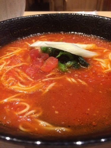 「トマトラーメン」@トマトラーメンと辛めん 三味の写真