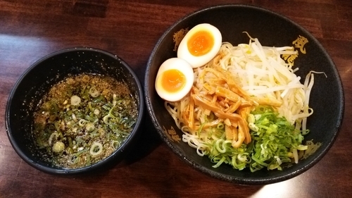 「冷やしざるラーメン＋半熟玉子」@博多風龍 秋葉原2号店の写真