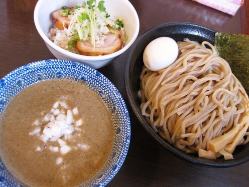 「【気まぐれメニュー】煮干つけ麺（大盛）￥900」@つけ麺 弥七の写真