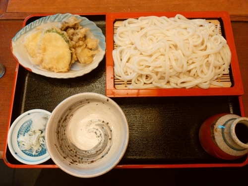 「ズッキーニと舞茸の天ぷら付きもりうどん900円」@そば処 きのえねの写真