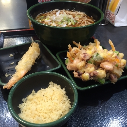 「かけ（￥320）＋枝豆ゲソ天（￥200）＋エビ天（クーポン）」@ゆで太郎 南青山一丁目店の写真