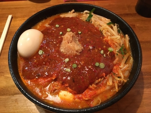 「味玉どて辛めん 普通盛 辛さ普通 ニンニク普通 あぶら少なめ」@どてちん 習志野店の写真