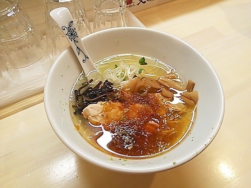 「ピリ辛鶏塩ラーメン（並）」@鶏塩らーめん久保田 歌舞伎町店の写真