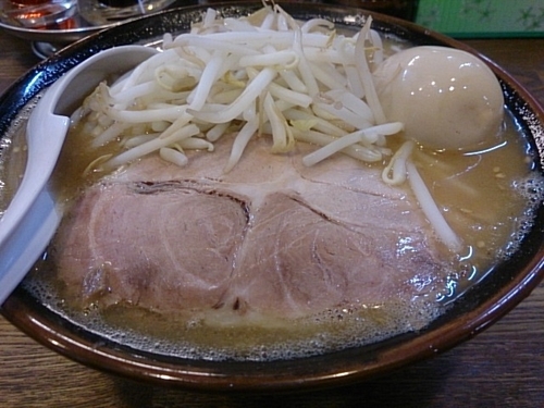 「いつもの豚骨味噌 肩チャーシュー 味玉」@らあめん 寸八 総本店の写真